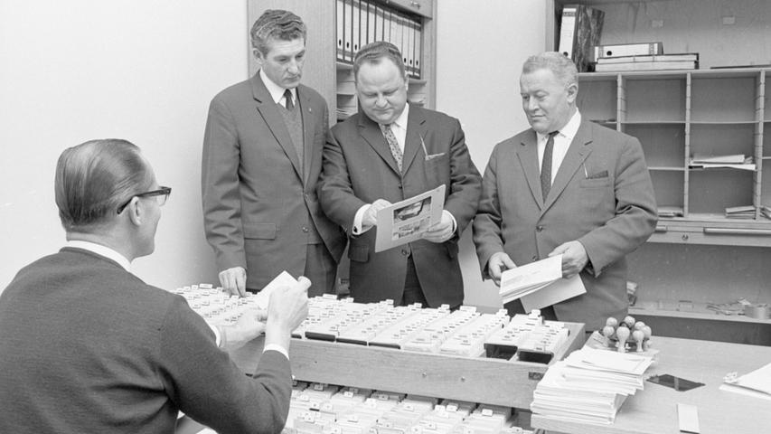 Auf der Suche nach Verbrechern: Amtmann Werner F. Müller (Mitte) und die Kolllegen.
 Hier geht es zum Artikel: 23. November 1966: Jagd auf Verbrecher