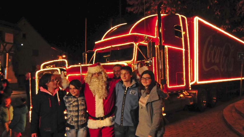 Der „Coca-Cola-Weihnachtstruck“ machte auf seiner Fahrt durch Deutschland auch in Kirchehrenbach Halt. „Santa“, der Weihnachtsmann des Brauseherstellers, beschenkte eine Familie. Für Pfarrer Oliver Schütz ist dies eine nicht mehr hinnehmbare Kommerzialisierung des Weihnachtsfestes.