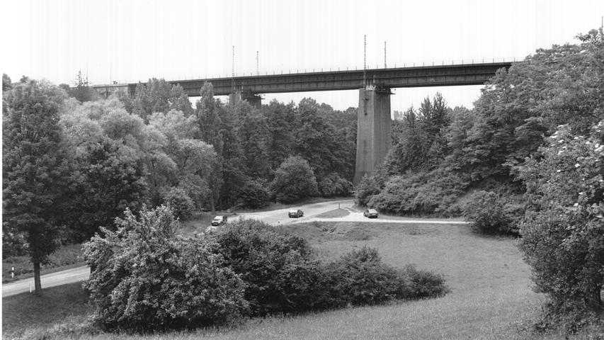 Die Brücke hatte und hat nationale Bedeutung, schließlich liegt sie auf der Strecke Nürnberg-Würzburg und damit auf einer zentralen Verkehrsachse des Landes. Seit 1936 wurde sie von einer Stahkonstruktion getragen.
