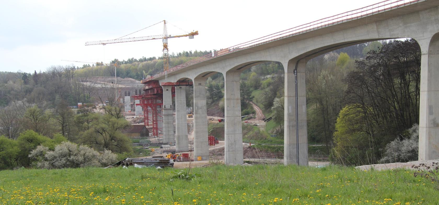 Lange genug hat's gedauert, jetzt ist sie fertig: die neue Eisenbahnbrücke bei Emskirchen.
