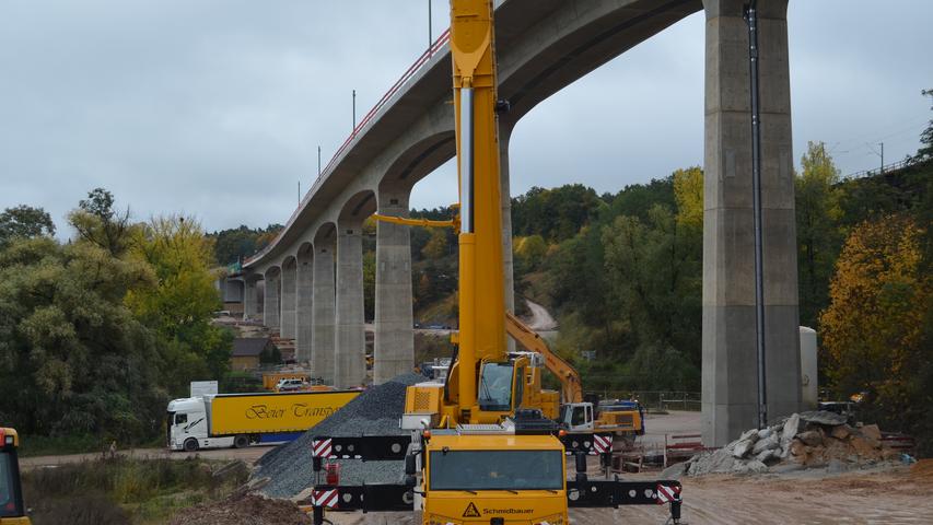 Am Samstag fahren die ersten Züge über die Brücke. Zur Einweihung wird Bundesagrarminister Christian Schmidt erwartet. Die alte Aurachtalbrücke soll 2017 abgebaut werden.