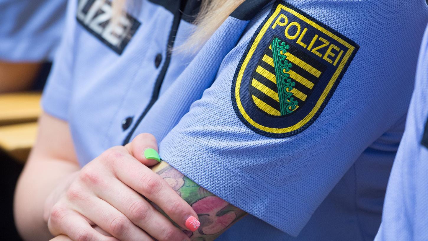 Tattoos, Piercings, Brustimplantate: Was auf der Straße gang und gäbe ist, wird bei der Polizei in Nordrhein-Westfalen nicht gern gesehen.