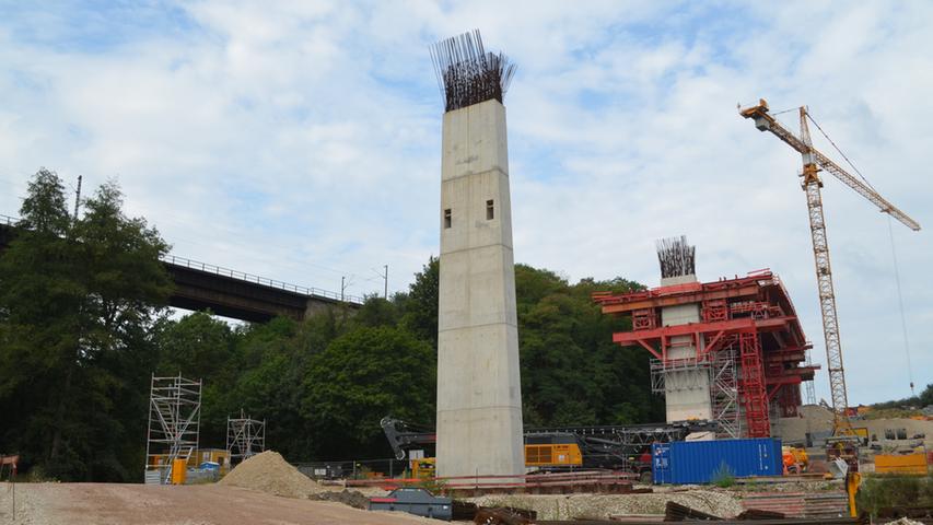 Wie schon beim Bau der alten Brücke im 19. Jahrhundert bereitete der weiche Boden im Aurachgrund Probleme, die ursprünlich geplante Fertigstellung für 2015 wurde nicht geschafft.