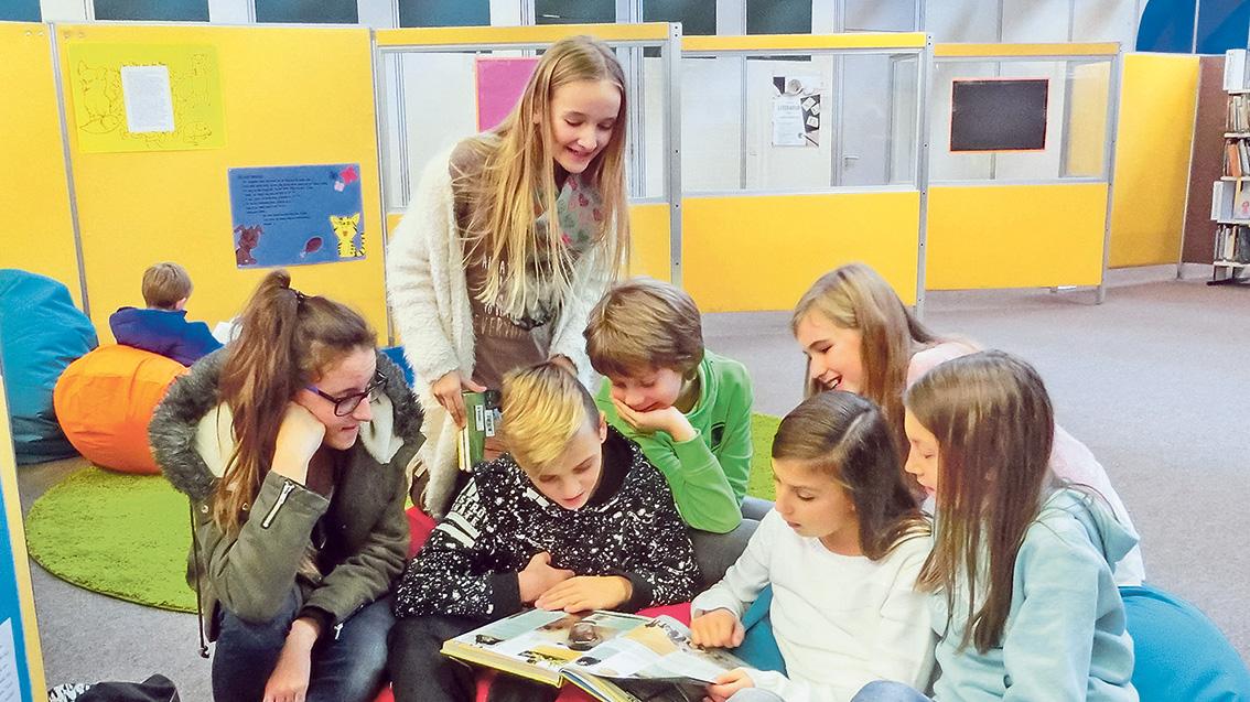 Die neu gestaltete Schulbücherei ist ein Paradies zum Stöbern oder zum gemeinsamen Lesen und Lernen. Die neu gestaltete Schulbücherei ist ein Paradies zum Stöbern oder zum gemeinsamen Lesen und Lernen.