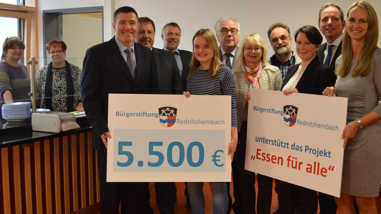Rednitzhembach hilft: 5500 Euro für „Essen für alle“