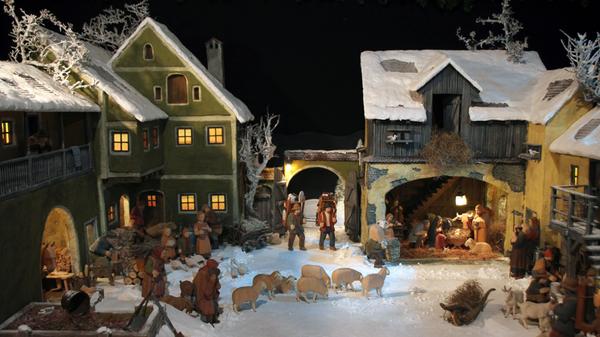 Die Welterbestadt Bamberg (Oberfranken) ist in der Advents- und Weihnachtszeit besonders sehenswert - und das nicht nur, weil die festliche Beleuchtung vor der historischen Kulisse für viel Stimmung sorgt. Denn der wahre Höhepunkt Bambergs in dieser Zeit sind die Krippen: Seit mehr als 400 Jahren gibt es die Tradition des Krippenaufstellens. In der ganzen Stadt können Sie an 35 Stationen viele verschiedene Krippen sehen und erleben. Kleine und große, moderne und historische, fränkische oder internationale. Öffnungszeiten: 28.11. - 31.12.2019 von 10 bis 17 Uhr.
