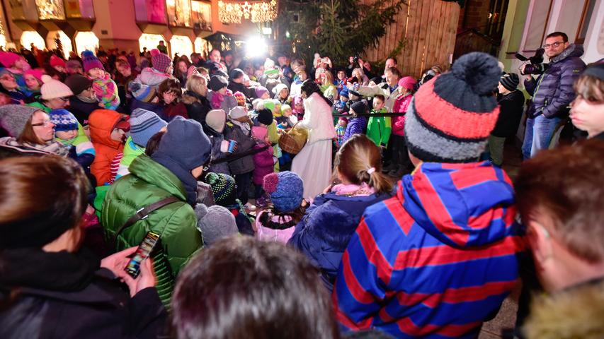 Christkind Daisy Miranda hat am Donnerstag Abend den Neumarkter Weihnachtsmarkt 2016 eröffnet.