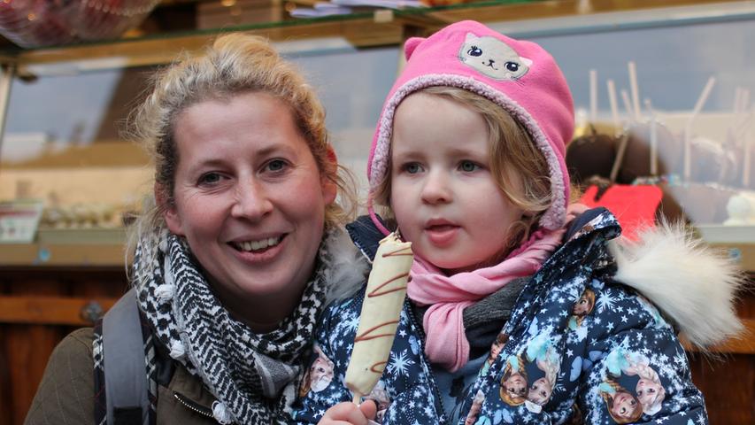 Endlich kann die vierjährige Amelie in ihre gelibete Schokobanane beißen. Ein mal pro Jahr geht es gemeinsam mit Mama Marina, die gebürtig aus  Nürnberg stammt, aus Freiburg auf den Christkindlesmarkt.