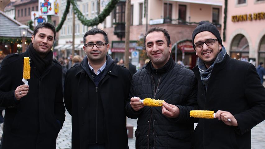 Aus der Türkei sind Sarhat, Ali, Sedat und Cafer geschäftlich nach Nürnberg gereist. Umso schöner, wenn man die Arbeitspause dazu nutzen kann, über den Markt zu schlendern und einen Maiskolben zu knabbern.