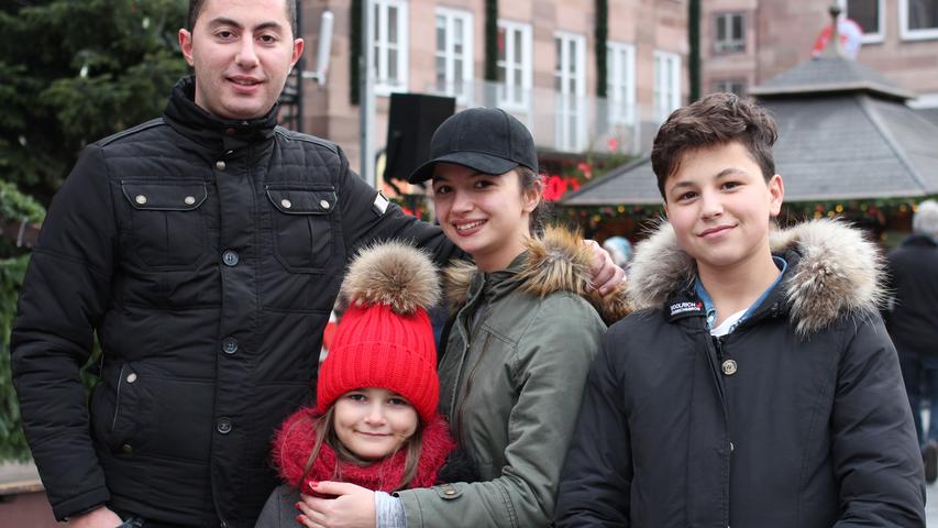 Enton und Leona nutzen den Christkindlesmarkt jedes Jahr für einen Ausflug mit ihren Kindern Evelin und Gledi. Besonders die besinnliche Atmosphäre zieht die Familie auf den Hauptmarkt.