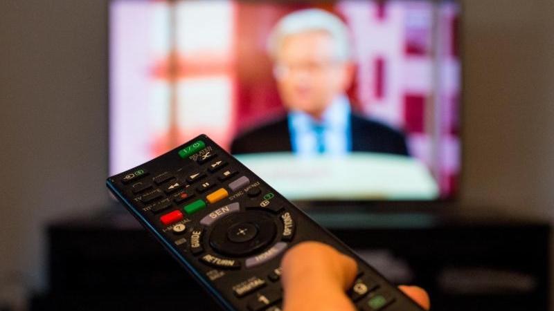 Bei modernen Fernsehgeräten wie hier auf der Internationalen Funkausstellung in Berlin sind die Empfänger für die hochauflösende Ausstrahlung bereits eingebaut. Bei modernen Fernsehgeräten wie hier auf der Internationalen Funkausstellung in Berlin sind die Empfänger für die hochauflösende Ausstrahlung bereits eingebaut.