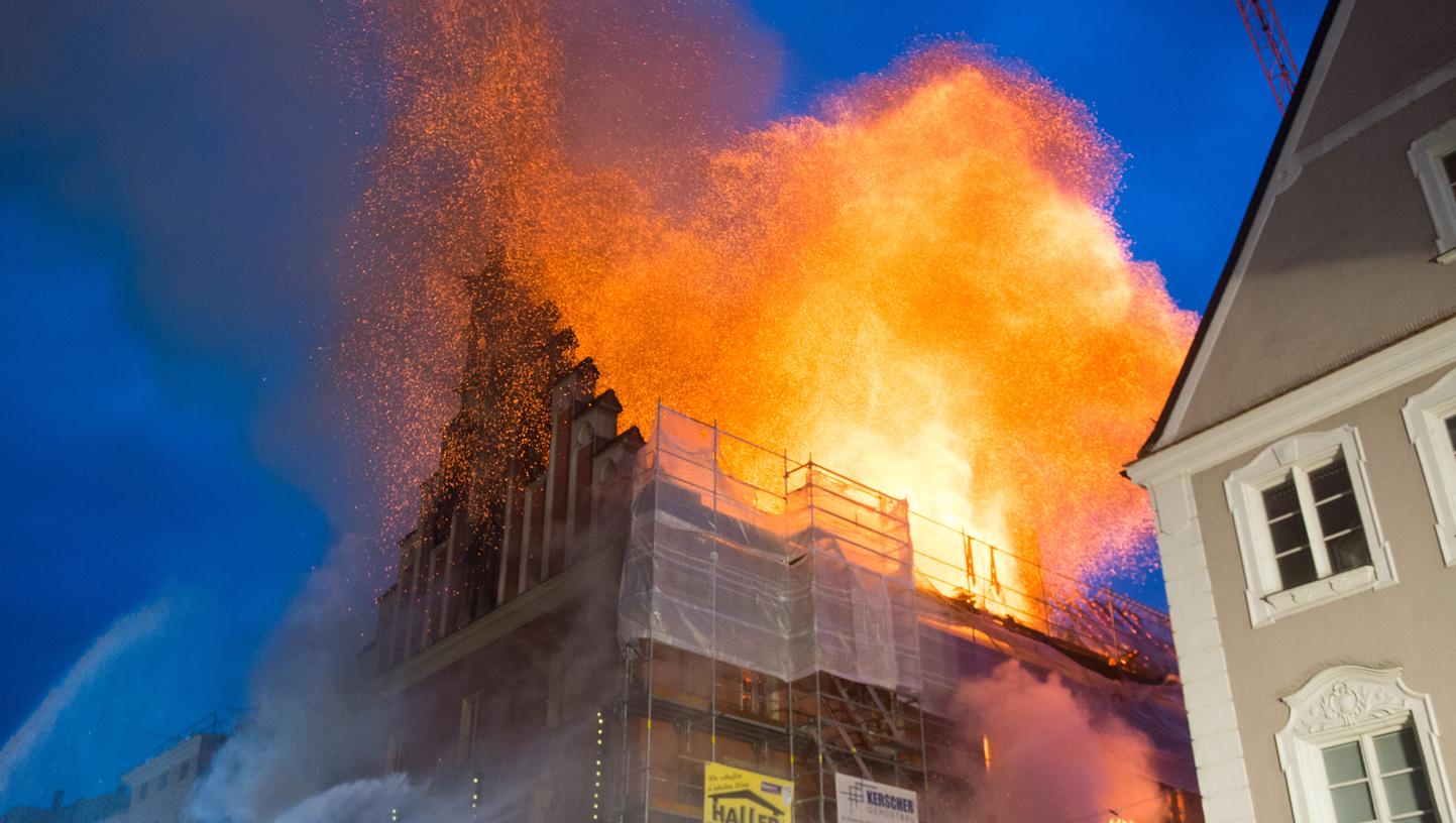 Flammen schlagen aus dem Dachstuhl des Straubinger Rathauses.