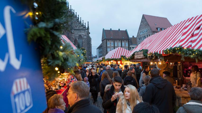 An den Buden kaufen die Besucher auch 2016 Weihnachtsschmuck, Andenken und Deko oder holen sich Glühwein, Bratwurstbrötchen oder gebrannte Mandeln.