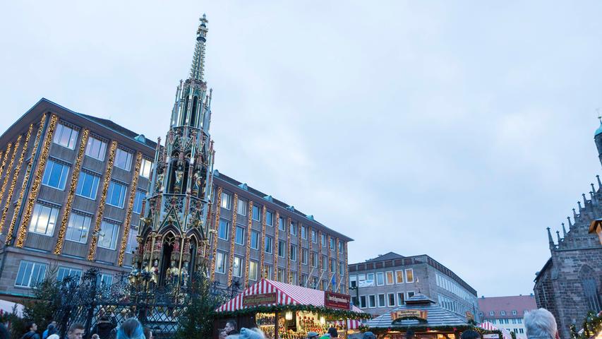 Teil des Nürnberger Christkindlesmarktes ist natürlich auch immer der Schöne Brunnen, der mit seiner Pracht zwischen den Ständen hervorragt und perfekt ins weihnachtliche Bild passt.