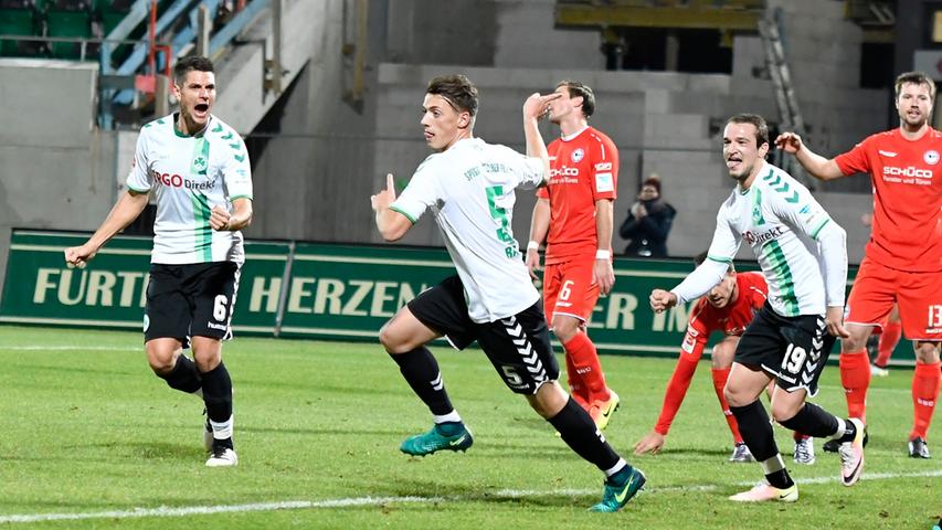 Für Nicolai Rapp ist es das erste Tor im Dress der SpVgg Greuther Fürth. Die letzten beiden Partien verbrachte der 19-Jährige übrigens in der zweiten Mannschaft.
