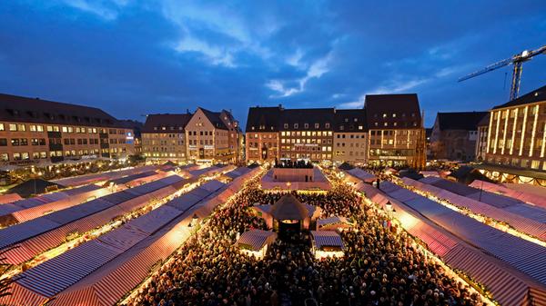 Bei der Eröffnung versammelten sich auch 2016 unendliche Menschenmassen zwischen den Buden und lauschten dem Prolog von Christkind Barbara Otto.