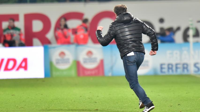 Euphorie in Fürth: Janos Radoki läuft nach dem Schlusspfiff zu seinen Spielern auf den Platz, um mit ihnen gemeinsam den Sieg zu feiern.