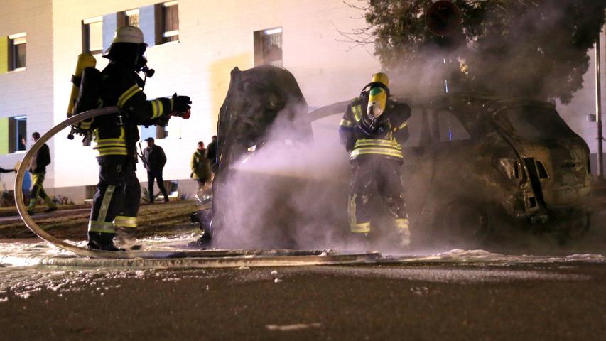 Fahrzeugbrand in Gunzenhausen:  Mann rettet sich, Auto zerstört