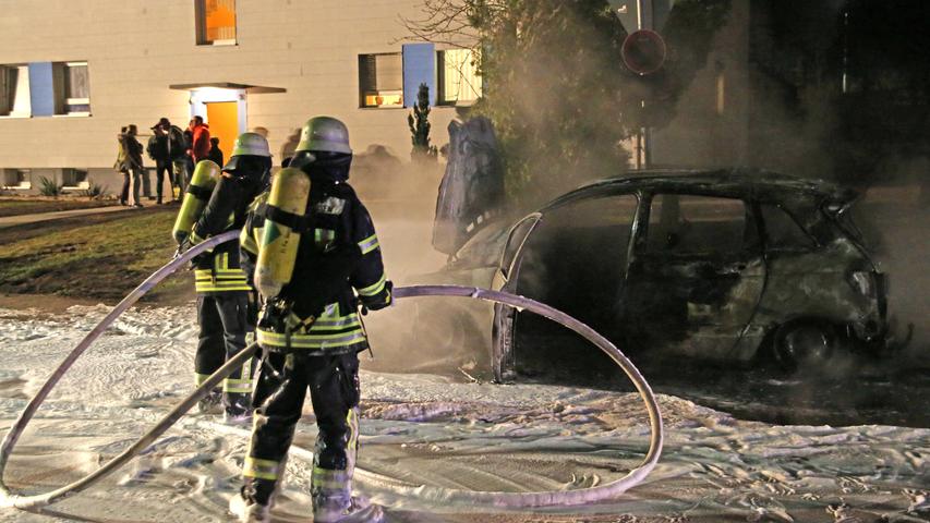 Fahrzeugbrand in Gunzenhausen:  Mann rettet sich, Auto zerstört