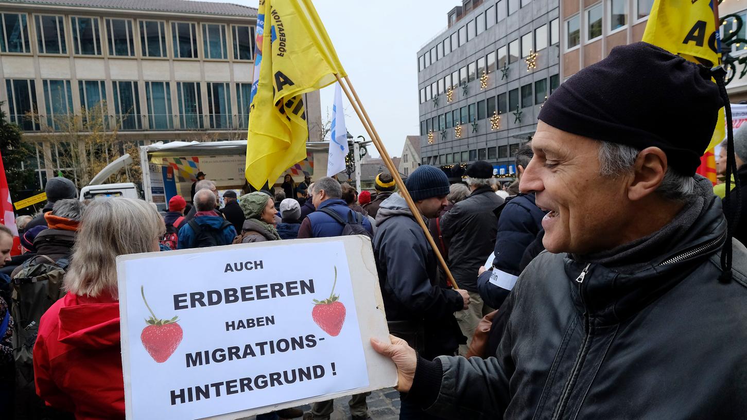 Rund 200 Menschen haben am Samstag in der Nürnberger Innenstadt gegen das Integrationsgesetz demonstriert.