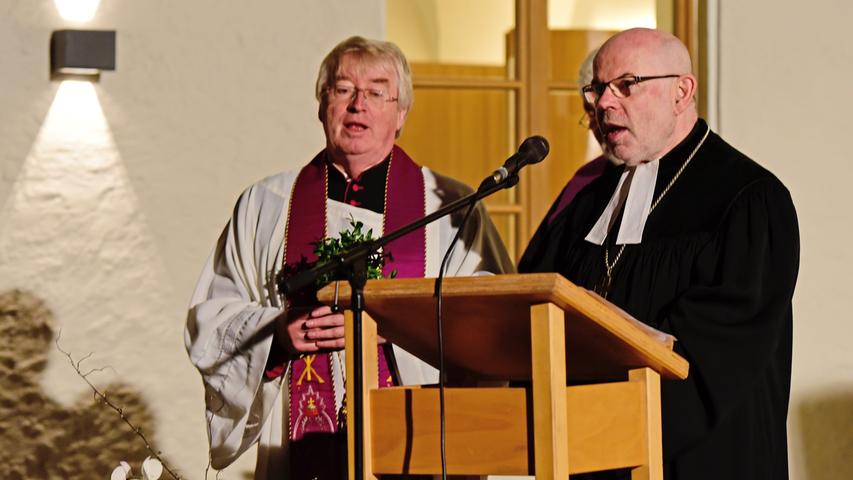 Regionalbischof Weiss und Dekan Richard Distler sprachen die Fürbitten.