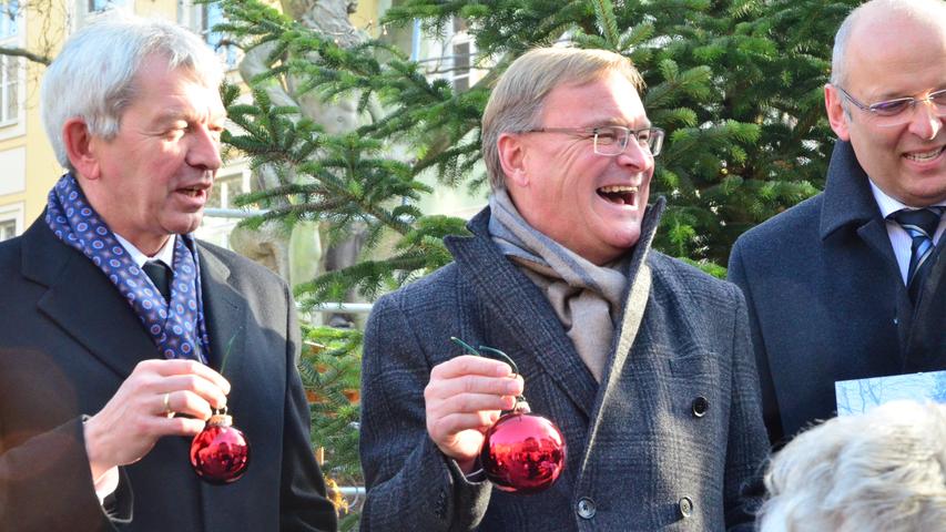 Oberbürgermeister Andreas Starke und Landrat Johann Kalb wurde die Ehre zuteil, den "Baum der Hoffnung" mit den ersten Kugeln zu schmücken...