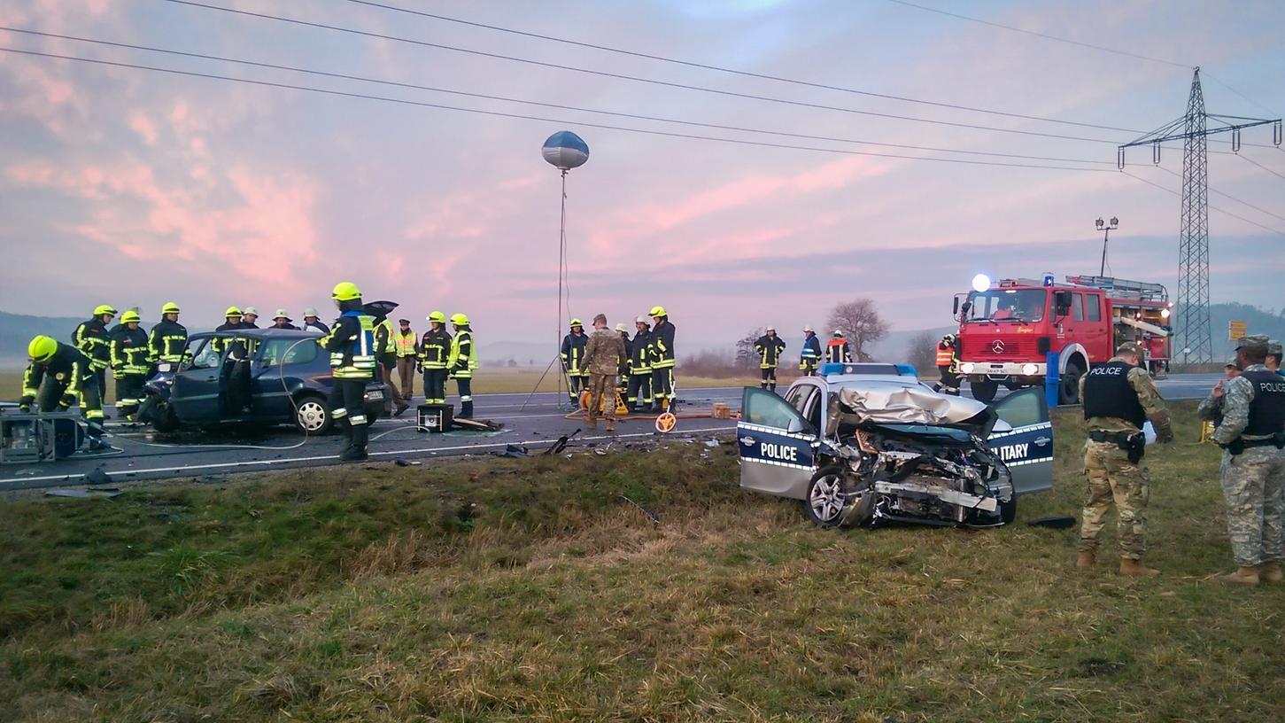 Bei dem Zusammenstoß am frühen Sonntagmorgen verletzten sich drei Personen schwer, der Beifahrer des beteiligten VW starb noch an der Unfallstelle.