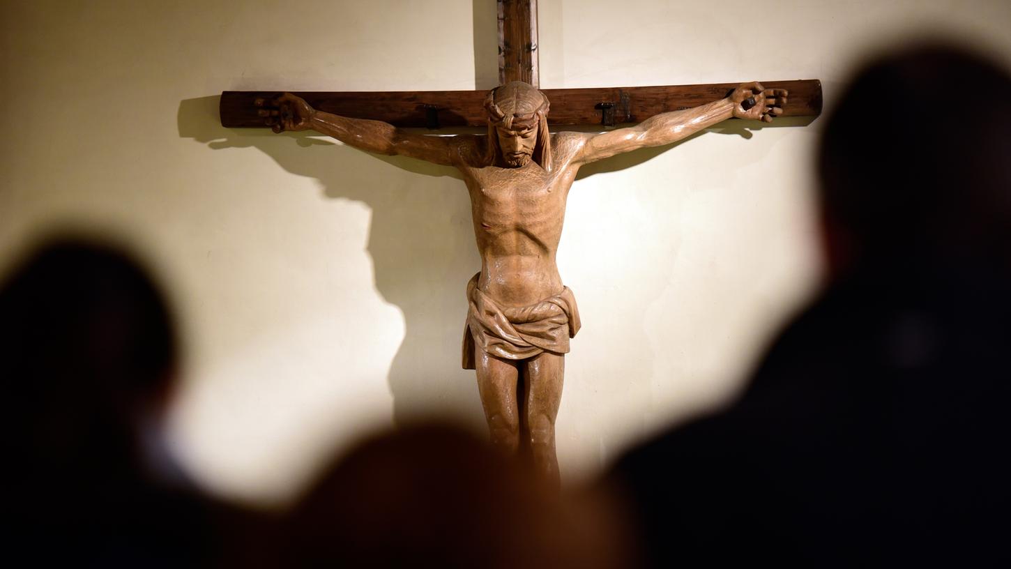 Zum Christentum konvertiert ist ein junger Afghane, jetzt fordert eine Fürther Gruppe ein Bleiberecht für ihn. In seiner Heimat ist es für ihn zu gefährlich geworden. Zum Christentum konvertiert ist ein junger Afghane, jetzt fordert eine Fürther Gruppe ein Bleiberecht für ihn. In seiner Heimat ist es für ihn zu gefährlich geworden.