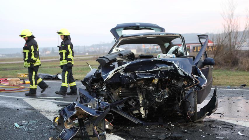 Schwerer Unfall bei Lehrberg: Beifahrer stirbt bei Frontalkollision