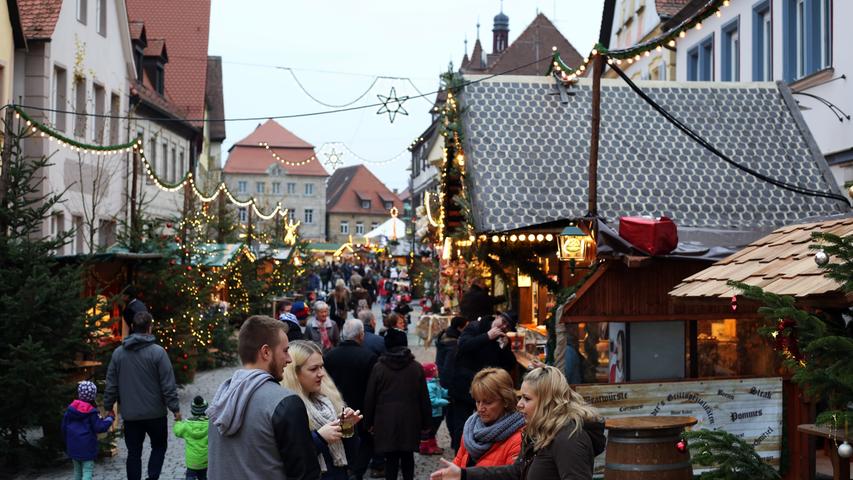 Forchheim wird weihnachtlich: Weihnachtsmarkt und Klöppel-Ausstellung