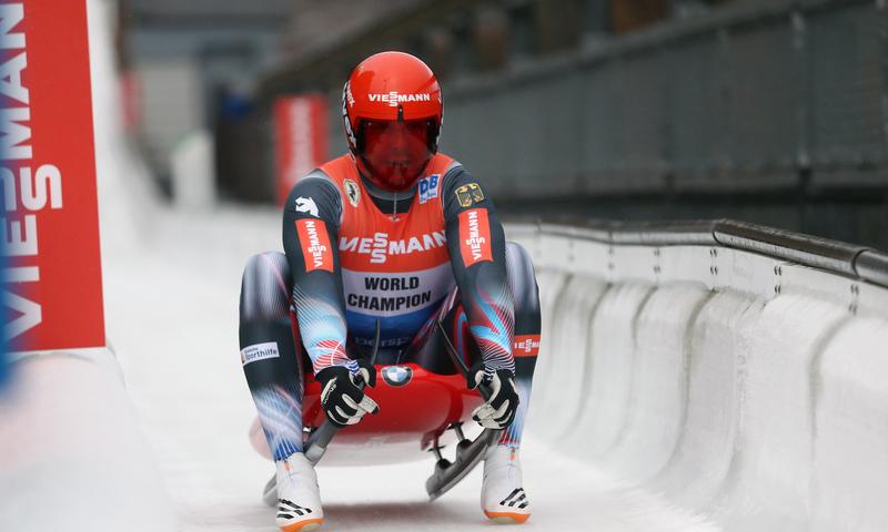 Der Viertplatzierte Felix Loch aus Deutschland kommt nach dem 2. Lauf ins Ziel gefahren. Der Viertplatzierte Felix Loch aus Deutschland kommt nach dem 2. Lauf ins Ziel gefahren.