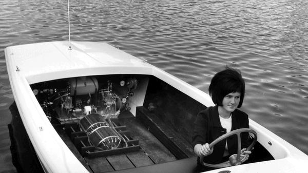 Siemens-Forscher entwickelten 1965 einen Brennstoffzellen-Antrieb für ein Motorboot, das auf einem Teich auf dem Forschungsgelände in Erlangen getestet wird.
