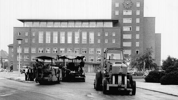 Warum heißt das alte Siemens-Hauptverwaltungsgebäude in Erlangen eigentlich "Himbeerpalast"? Der unkonventionelle Name stammt aus der Nachkriegszeit und bezieht sich auf die rötliche Fassade des Gebäudes. Das Foto ist in den 1970er Jahren aufgenommen worden.