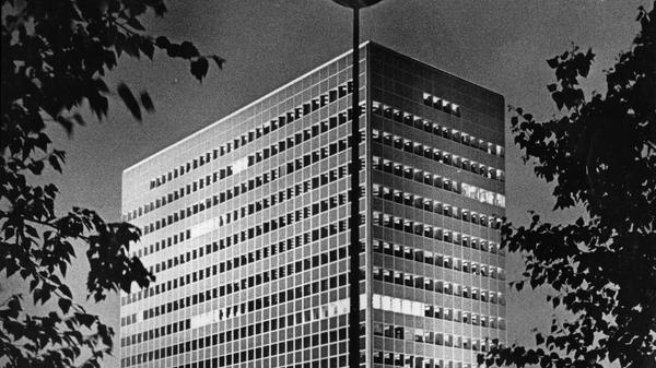 Nach dem 2. Weltkrieg steuerte Siemens den Wiederaufbau des Unternehmens vor allem von Süddeutschland aus. Nicht zuletzt Erlangen, das zur zweiten Siemens-Zentrale neben München aufstieg, spielte dabei eine entscheidende Rolle. In den 1960er Jahren (unser Foto) war das Siemens-Hochaus in Erlangen noch das größte Bürohaus Bayerns.