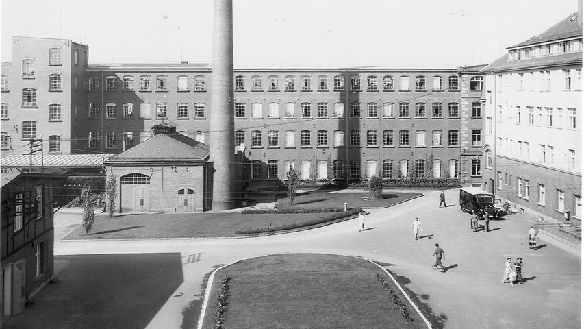 Zu der Erfolgsgeschichte gehört unbedingt auch der Standort Erlangen. Hier ist der Siemensbau an der Luitpoldstraße zu sehen. Die Aufnahme ist 1935 entstanden.