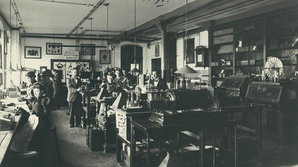 Was in Erlangen vom Alten übrigblieb, ist an der Gebbertstraße zu besichtigen. Dort liegen die Anfänge der Medizintechnik und der Geschichte von Siemens Healthineers. Im einstigen Maschinensaal der Firma Reiniger, Gebbert & Schall (RGS), einer der Vorgängerfirmen von Siemens Healthcare, hat seit 2014 das Siemens MedMuseum samt Archiv sein Zuhause.