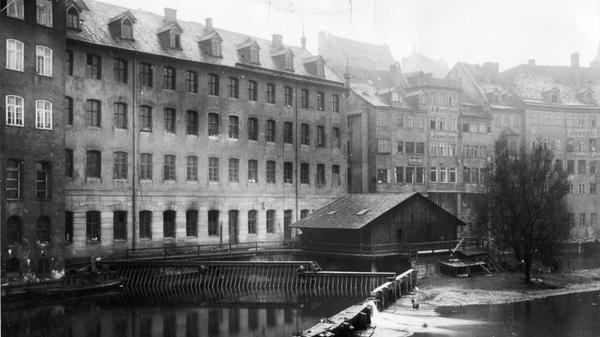 In Nürnberg kam 1888 der Bau einer neuen Fabrik an der Landgrabenstraße hinzu. Bereits zu diesem Zeitpunkt wurde Schuckert eine große Nummer in seiner Branche: Schlag auf Schlag baute und betrieb seine Firma Elektrizitätswerke und Verteilernetze zur Stromversorgung von Kommunen. Nachdem Schuckert aus der Unternehmensleitung ausgeschieden war, kam es 1893 zur Umwandlung in eine AG (Elektrizitäts-Aktiengesellschaft vormals Schuckert & Co., Nürnberg, zur EAG). Die Fusion folgte 1903 zu den Siemens-Schuckert-Werken.