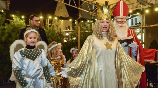 Das Rother Christkind (Johanna Klenk) bei der Eröffnung des Rother Christkindlesmarktes im vergangenen Jahr. In Roth dauert der Markt von Samstag, 2., bis Sonntag, 12. Dezember. Öffnungszeiten sind Samstag von 14 bis 21 Uhr, Sonntag von 14 bis 20 Uhr, Montag bis Donnerstag von 16 bis 20 Uhr und Freitag von 16 bis 20 Uhr.