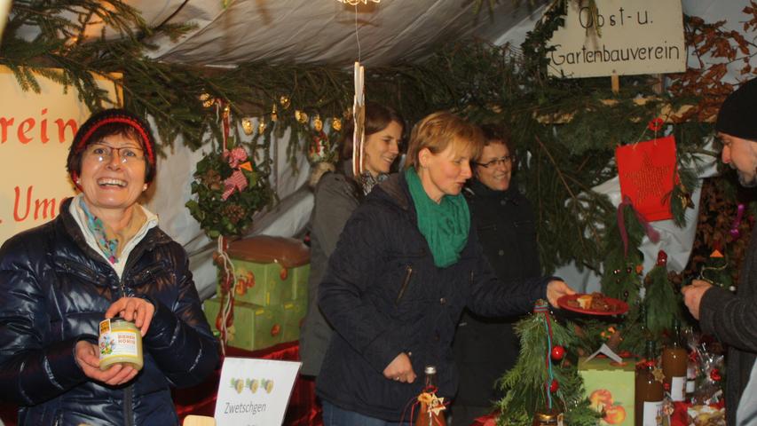Ein Laternenumzug, heiße kulinarische Köstlichkeiten und schön geschmückte Stände: Auf dem Weihnachtsmarkt in Thalmässing konnten sich Kleine und Große auf das Fest einstimmen.