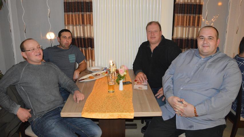 Seit rund sechs Jahren ziert das "Waldblick" die Rother Gastro-Szene. Das Lokal, das im Innen- und Außenbereich Platz für etwa 240 Personen bietet, befindet sich auf dem Vereinsgelände der TSG 08 Roth. Das Sagen hat Wirt Alexander Storl (37, rechts vorne), der mit der deutsch-fränkischen Küche wohl nicht nur den Geschmack der Vereinsangehörigen zu treffen scheint. "Der Großteil unserer Gäste kommt von außerhalb. Unser Publikum ist um die 40 Jahre alt", so der Küchenmeister. An den hausgemachten und regionalen Gerichten erfreuen sich auch die Stammgäste Armin Knauer (47, rechts hinten), Matthias Ott (33, links vorne) und Christoph Reif (35, links hinten). Das Trio, allesamt selbstständige Gärtner, trifft sich seit drei Jahren zum monatlichen Stammtisch im "Waldblick". "Die Küche ist absolut klasse und der Alex ist ein feiner Kerl, da kommen wir einfach gerne her", erklärt Knauer die Wahl der Gaststätte. Wer sich selbst vom "Waldblick" überzeugen möchte, der kann sich an Silvester mit einem "5-Gang-Galamenü" bekochen lassen. Seit rund sechs Jahren ziert das "Waldblick" die Rother Gastro-Szene. Das Lokal, das im Innen- und Außenbereich Platz für etwa 240 Personen bietet, befindet sich auf dem Vereinsgelände der TSG 08 Roth. Das Sagen hat Wirt Alexander Storl (37, rechts vorne), der mit der deutsch-fränkischen Küche wohl nicht nur den Geschmack der Vereinsangehörigen zu treffen scheint. "Der Großteil unserer Gäste kommt von außerhalb. Unser Publikum ist um die 40 Jahre alt", so der Küchenmeister. An den hausgemachten und regionalen Gerichten erfreuen sich auch die Stammgäste Armin Knauer (47, rechts hinten), Matthias Ott (33, links vorne) und Christoph Reif (35, links hinten). Das Trio, allesamt selbstständige Gärtner, trifft sich seit drei Jahren zum monatlichen Stammtisch im "Waldblick". "Die Küche ist absolut klasse und der Alex ist ein feiner Kerl, da kommen wir einfach gerne her", erklärt Knauer die Wahl der Gaststätte. Wer sich selbst vom "Waldblick" überzeugen möchte, der kann sich an Silvester mit einem "5-Gang-Galamenü" bekochen lassen.