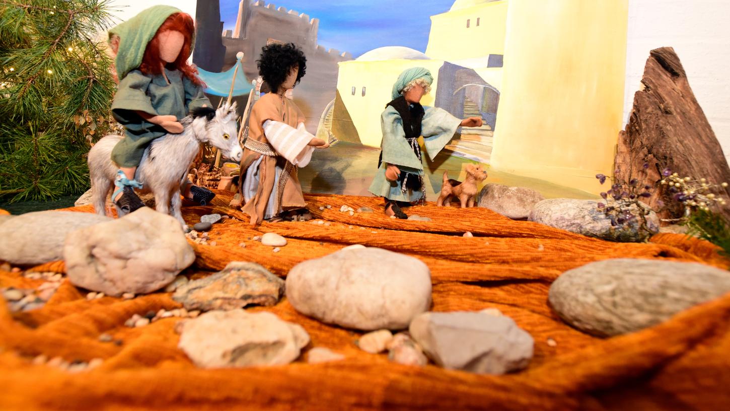 Kinder basteln Krippen im Spielzeugmuseum