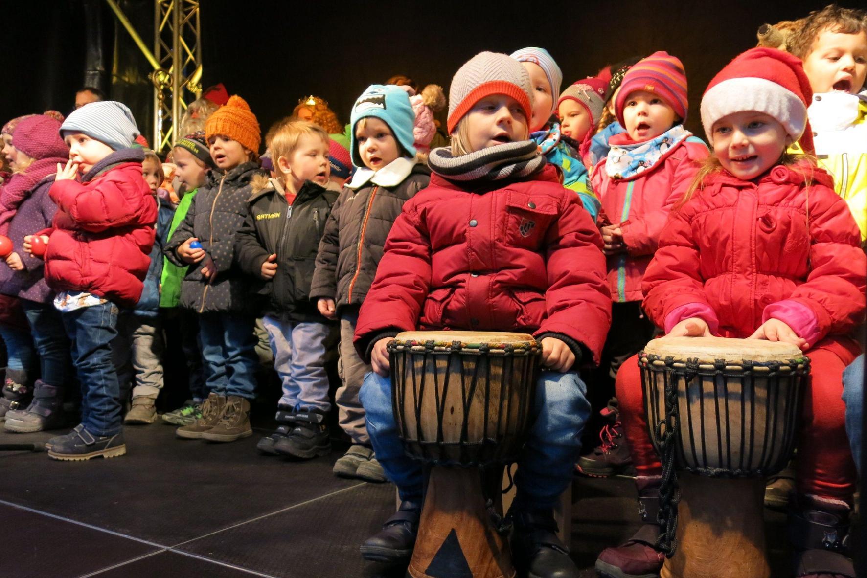 Eckentaler Christkind Von Zahlreichen Kindern Umringt | Nordbayern