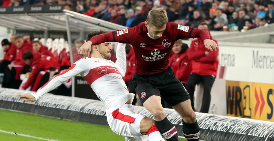 Stuttgarts Zimmermann deutete bereits in der zweiten Spielminute an, dass das Spitzenspiel in Schwaben kein Zuckerschlecken wird. In bester Van-Bommel-Manier holte der VfB-Kicker  Laszlo Sepsi von den Beinen.