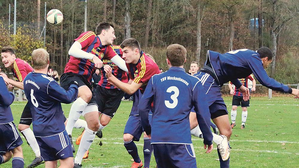 FLUGSHOW in der Fußball-Kreisliga Süd: Zahlreiche Akteure der SG Ramsberg/St. Veit und des TSV Meckenhausen kämpften in dieser Strafraumszene um die Lufthoheit nach einem Eckball. Insgesamt setzte sich die gastgebende SG durch, siegte knapp mit 1:0 gegen die „Meckis“, verbesserte sich auf Rang vier der Tabelle und bleibt an den derzeitigen Topteams der Liga dran. FLUGSHOW in der Fußball-Kreisliga Süd: Zahlreiche Akteure der SG Ramsberg/St. Veit und des TSV Meckenhausen kämpften in dieser Strafraumszene um die Lufthoheit nach einem Eckball. Insgesamt setzte sich die gastgebende SG durch, siegte knapp mit 1:0 gegen die „Meckis“, verbesserte sich auf Rang vier der Tabelle und bleibt an den derzeitigen Topteams der Liga dran.