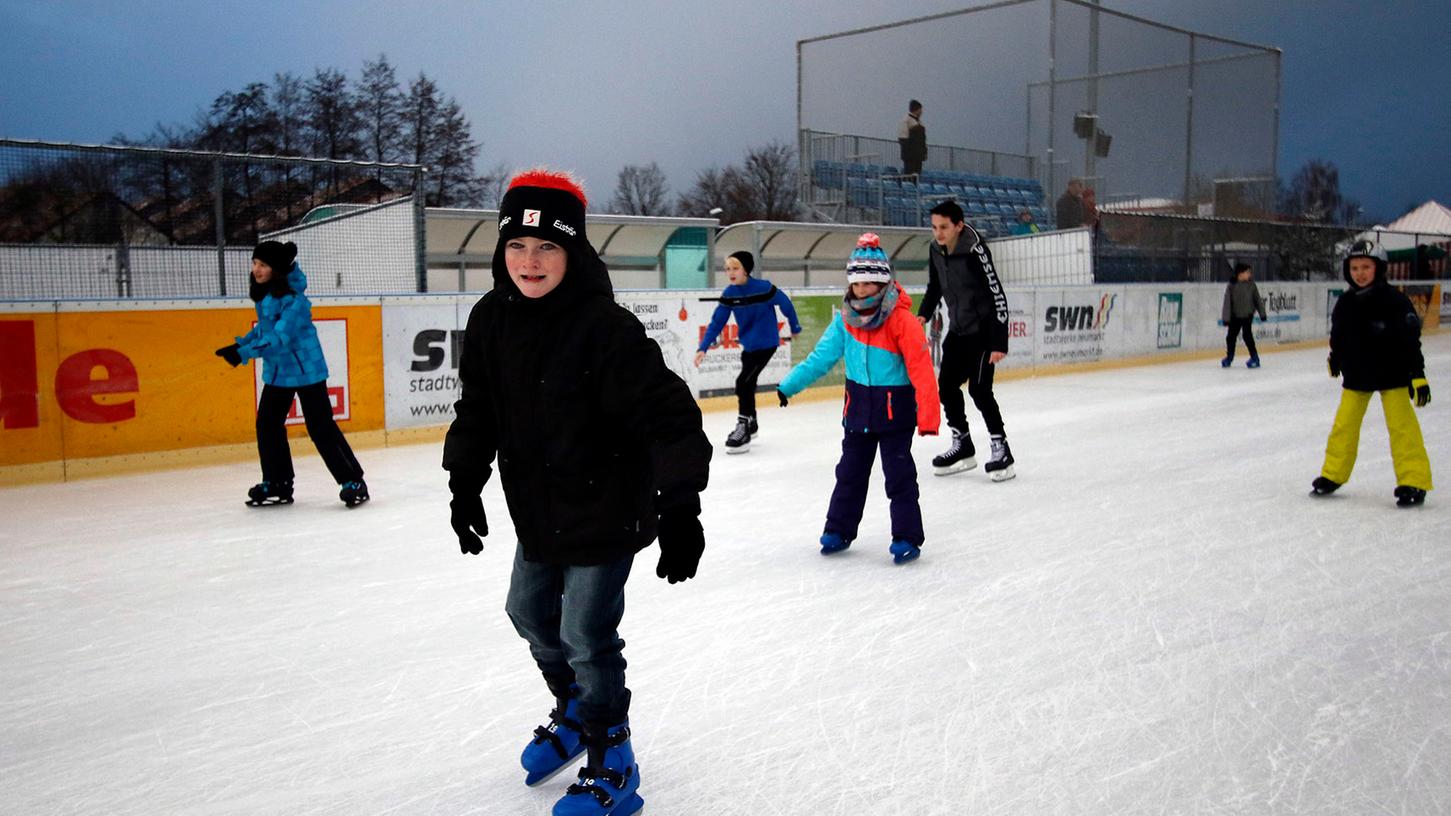 Ein wichtiger Termin für die Wintersport-Freunde in und um Neumarkt: am 1. Dezember öffnet die Eisaluffläche am Volksfestplatz.