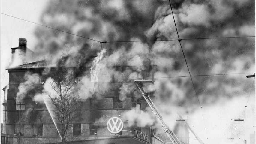 Ein gräßliches Unglück kam am 17. Januar 1962 über Nürnberg: das brennende Ringkaufhaus. Hier geht es zum Artikel: 30. November 1966: "Schuld allein war die Panik ..."