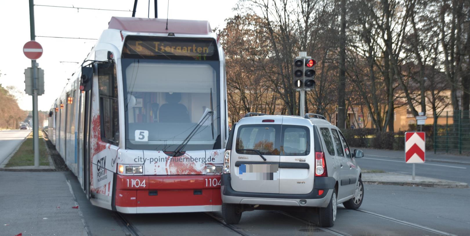 Weil sie die Verkehrsregeln nicht beachtet hat, hat eine Frau einen Unfall verursacht. Weil sie die Verkehrsregeln nicht beachtet hat, hat eine Frau einen Unfall verursacht.