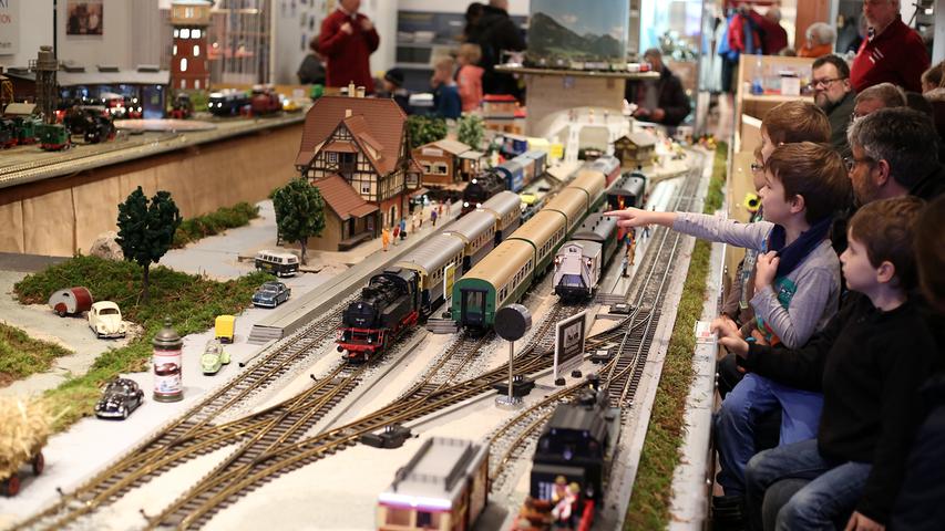 Im Dampf der Lokomotiven: Eisenbahnausstellung in der Kaiserpfalz