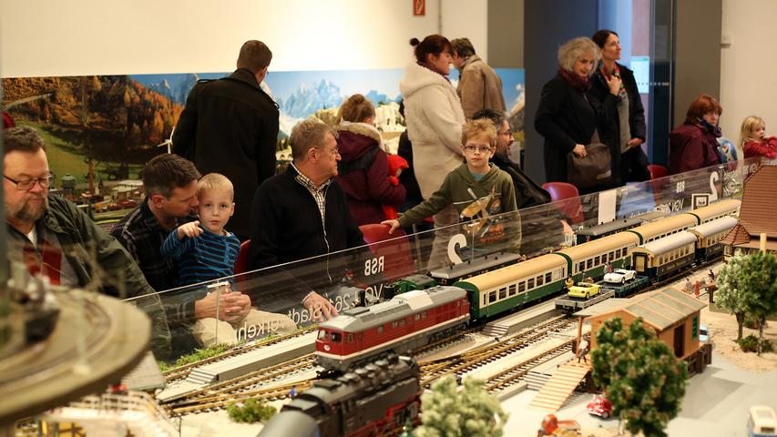 Im Dampf der Lokomotiven: Eisenbahnausstellung in der Kaiserpfalz