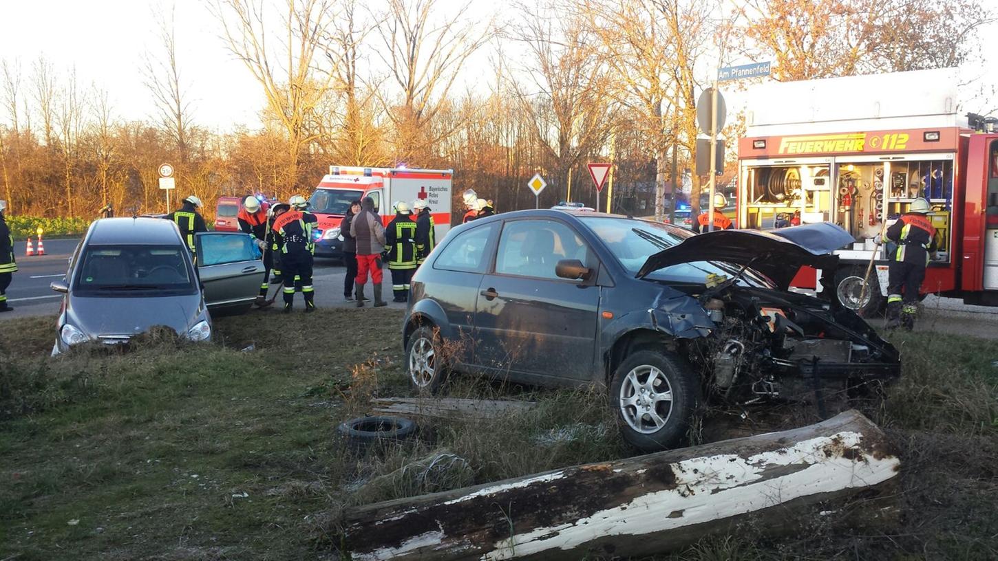 Mercedes rammt Ford: Drei Verletzte bei Obermichelbach